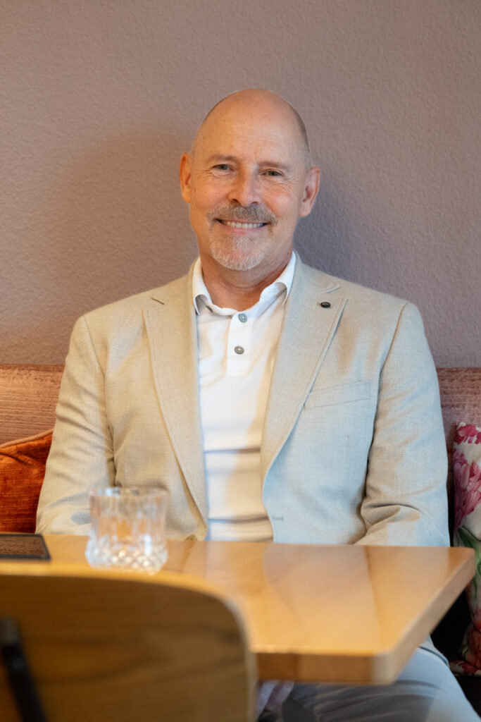 Porträt von Stefan Vollbach im Gespräch